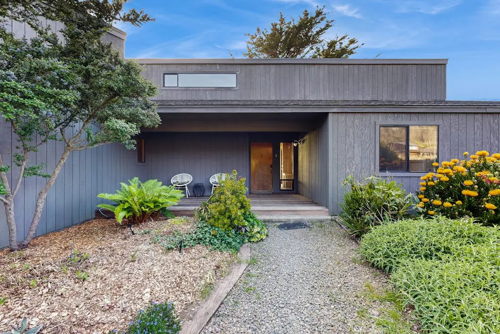 Bowsprit Retreat - Oceanfront Sea Ranch home with hot tub & deck, dogs welcome