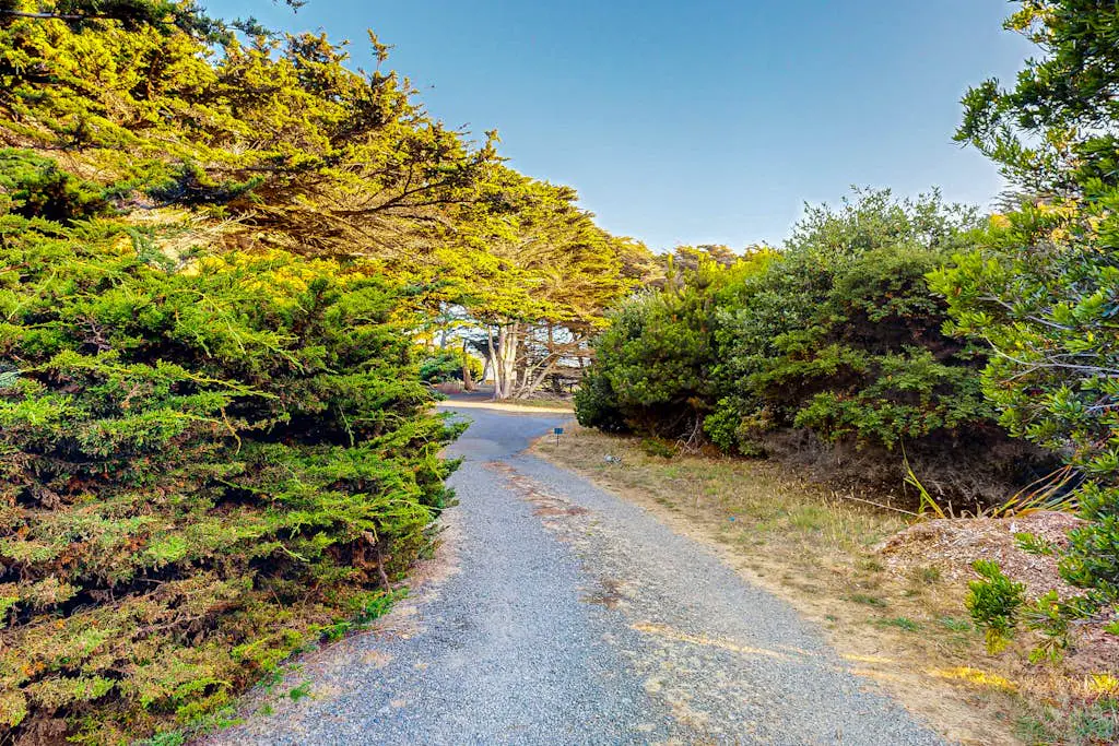 Bowsprit Retreat - Oceanfront Sea Ranch home with hot tub & deck, dogs welcome
