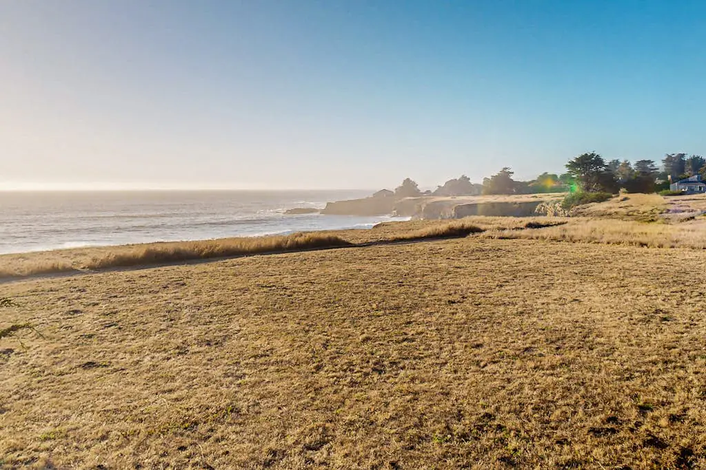 Bowsprit Retreat - Oceanfront Sea Ranch home with hot tub & deck, dogs welcome