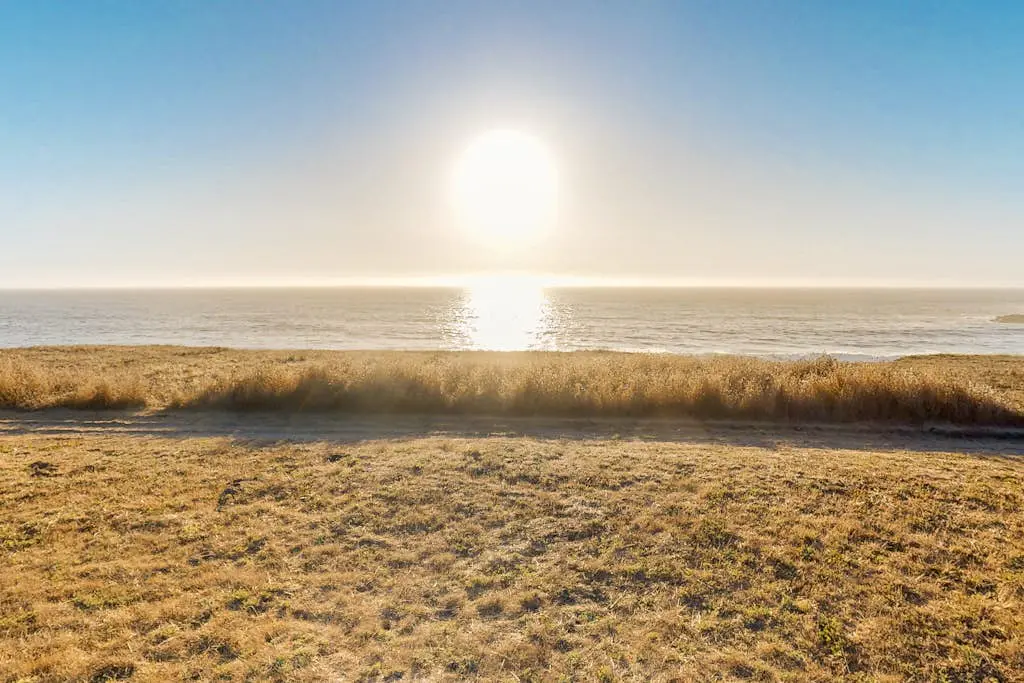 Bowsprit Retreat - Oceanfront Sea Ranch home with hot tub & deck, dogs welcome