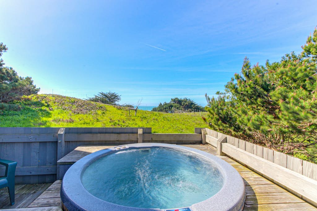 Gewing House - Sea Ranch home with private hot tub near Pebble Beach