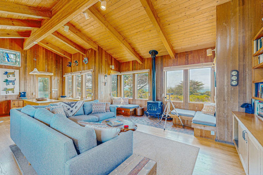 Gewing House - Sea Ranch home with private hot tub near Pebble Beach