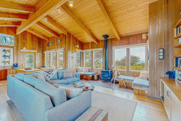 Gewing House - Sea Ranch home with private hot tub near Pebble Beach