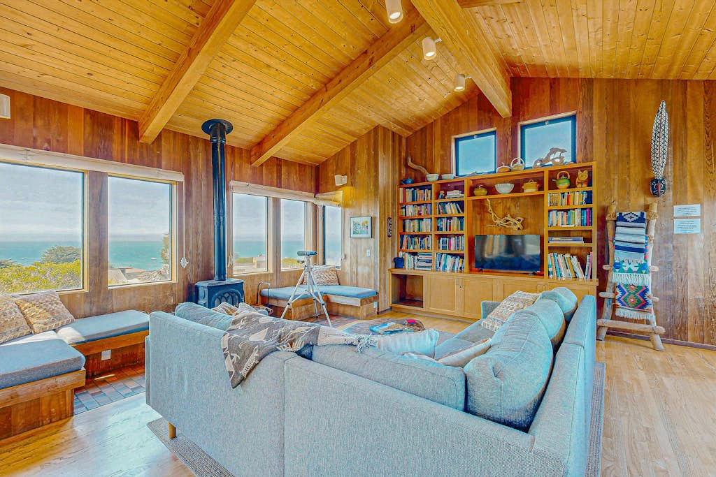 Gewing House - Sea Ranch home with private hot tub near Pebble Beach