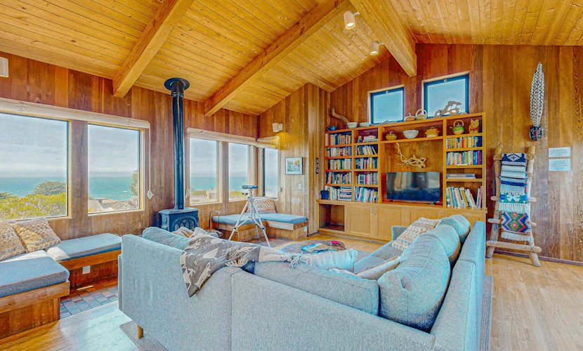 Gewing House - Sea Ranch home with private hot tub near Pebble Beach