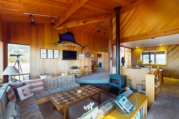 Wine Country getaway with breathtaking ocean views, wood stove, & deck