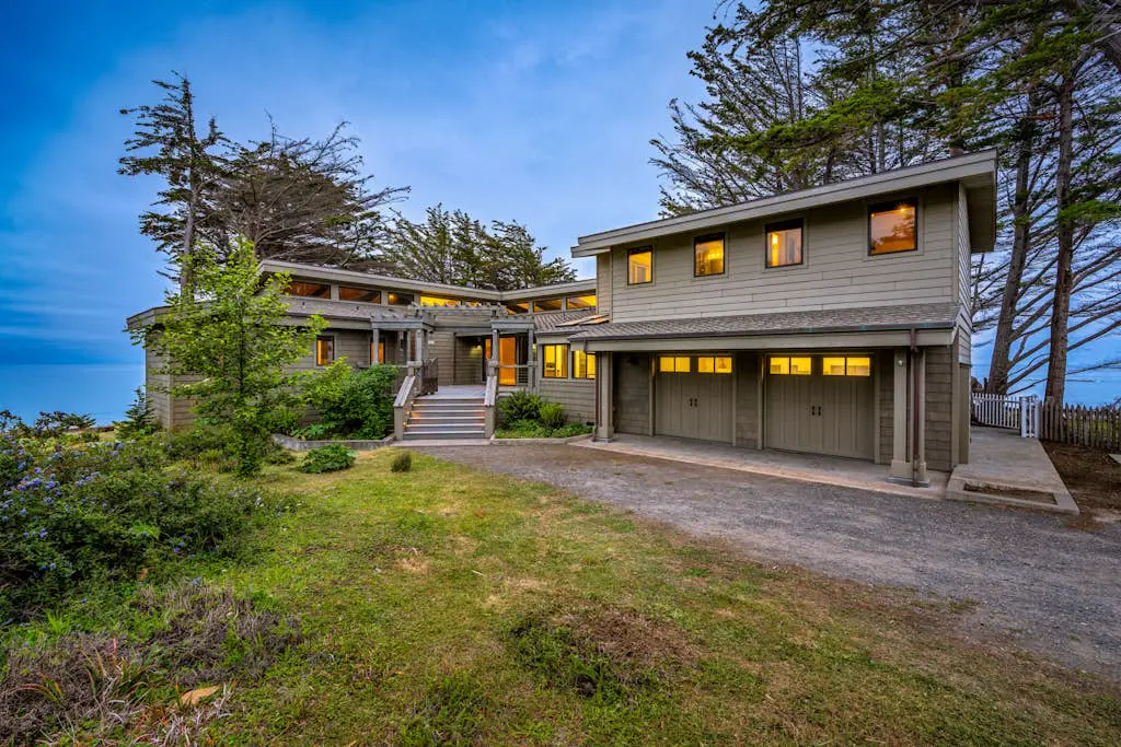 Oceanfront Dream Hideaway - Luxury blufftop home with hot tub, wraparound deck, gourmet kitchen & ocean view