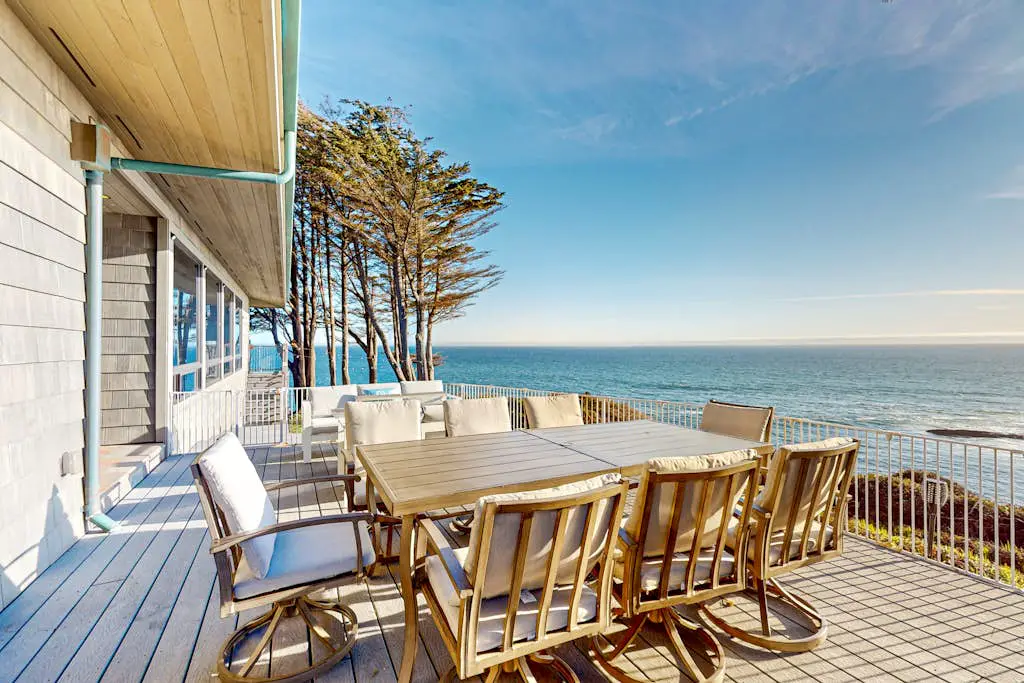 Oceanfront Dream Hideaway - Luxury blufftop home with hot tub, wraparound deck, gourmet kitchen & ocean view