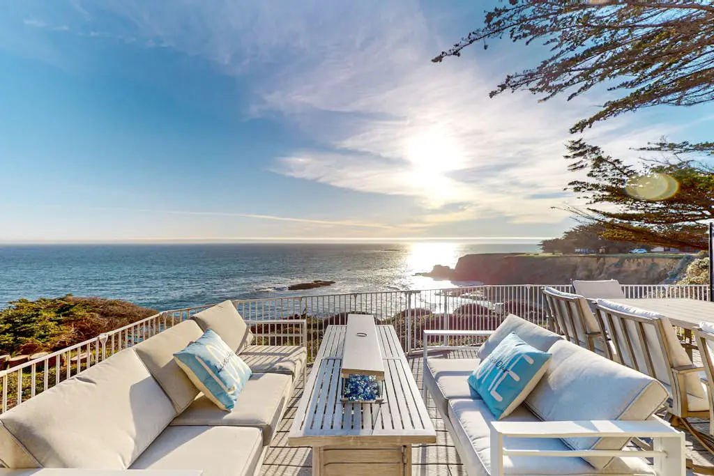 Oceanfront Dream Hideaway - Luxury blufftop home with hot tub, wraparound deck, gourmet kitchen & ocean view