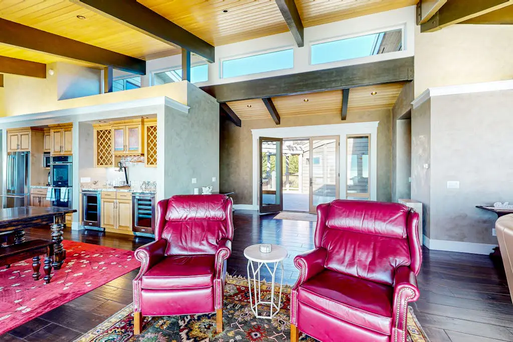 Oceanfront Dream Hideaway - Luxury blufftop home with hot tub, wraparound deck, gourmet kitchen & ocean view