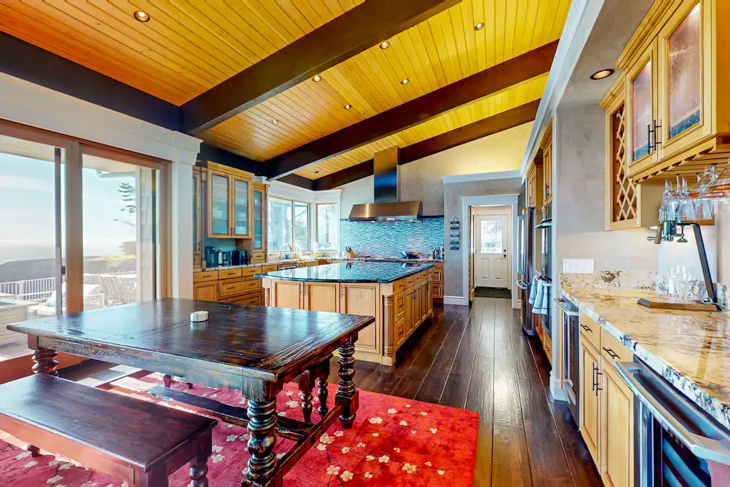 Oceanfront Dream Hideaway - Luxury blufftop home with hot tub, wraparound deck, gourmet kitchen & ocean view