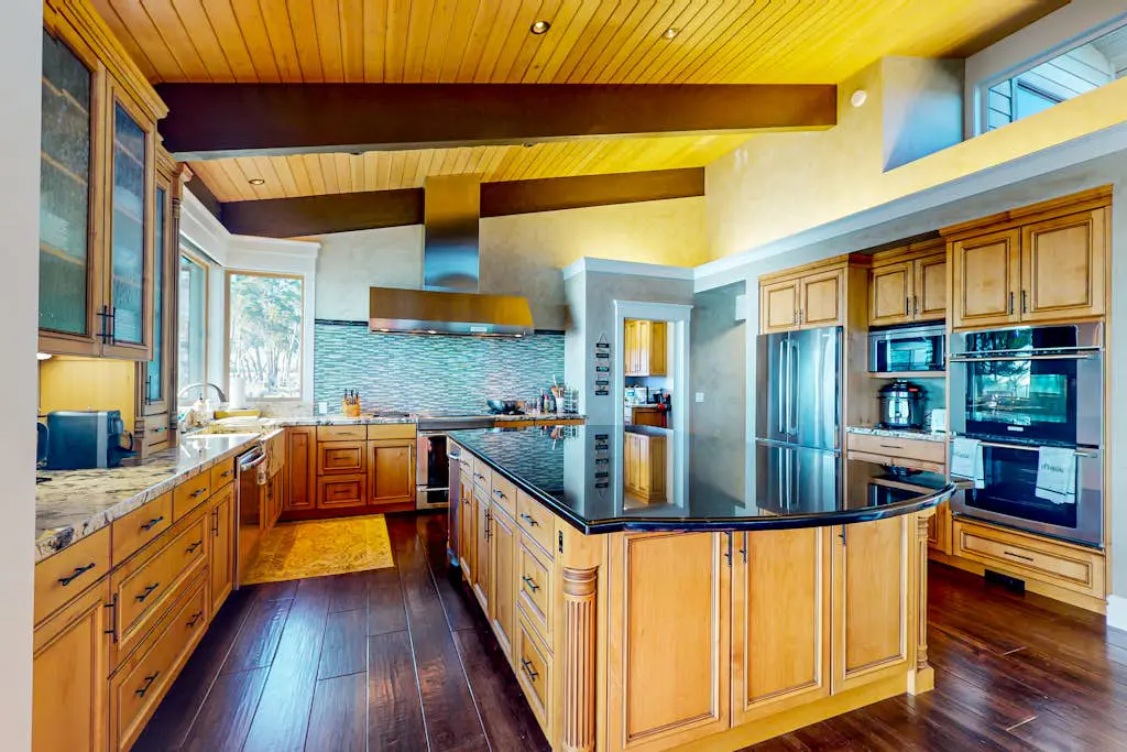 Oceanfront Dream Hideaway - Luxury blufftop home with hot tub, wraparound deck, gourmet kitchen & ocean view