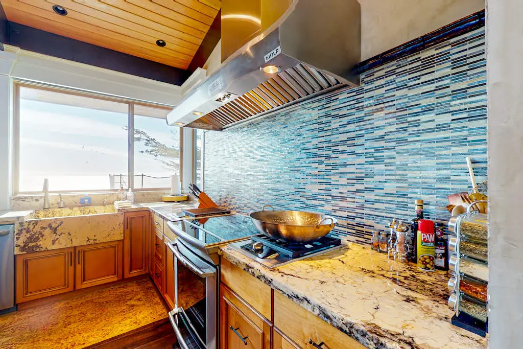 Oceanfront Dream Hideaway - Luxury blufftop home with hot tub, wraparound deck, gourmet kitchen & ocean view