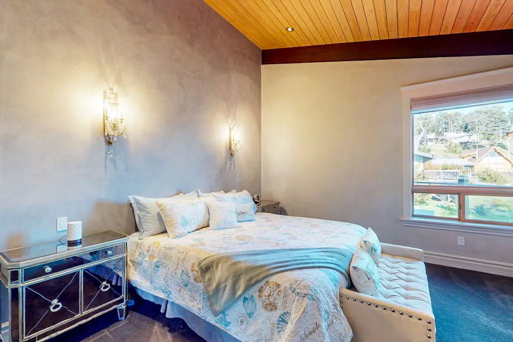 Oceanfront Dream Hideaway - Luxury blufftop home with hot tub, wraparound deck, gourmet kitchen & ocean view