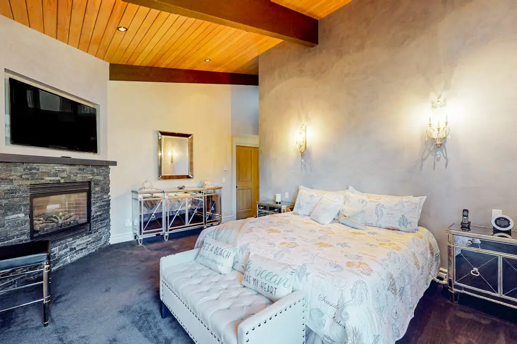 Oceanfront Dream Hideaway - Luxury blufftop home with hot tub, wraparound deck, gourmet kitchen & ocean view