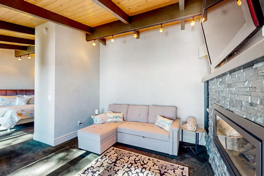 Oceanfront Dream Hideaway - Luxury blufftop home with hot tub, wraparound deck, gourmet kitchen & ocean view