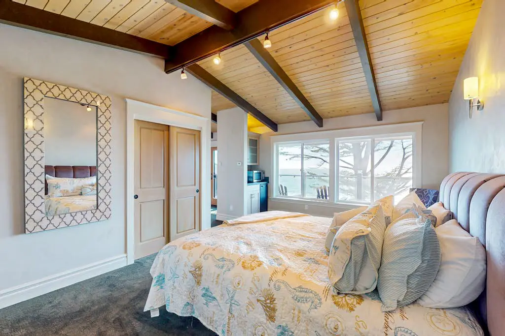 Oceanfront Dream Hideaway - Luxury blufftop home with hot tub, wraparound deck, gourmet kitchen & ocean view