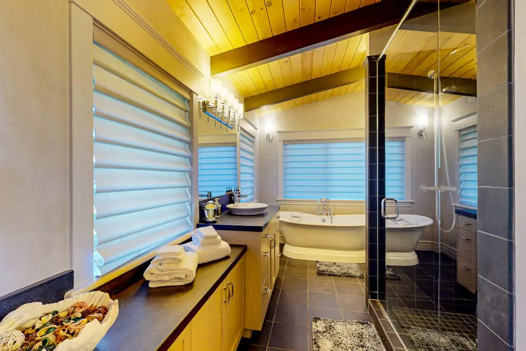 Oceanfront Dream Hideaway - Luxury blufftop home with hot tub, wraparound deck, gourmet kitchen & ocean view