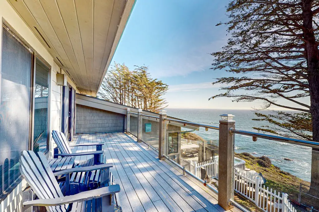 Oceanfront Dream Hideaway - Luxury blufftop home with hot tub, wraparound deck, gourmet kitchen & ocean view