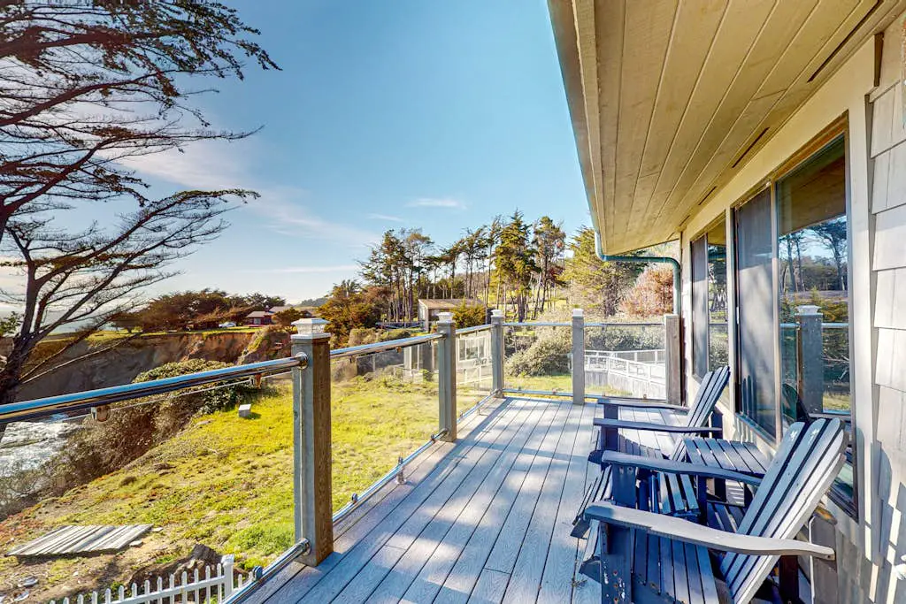 Oceanfront Dream Hideaway - Luxury blufftop home with hot tub, wraparound deck, gourmet kitchen & ocean view