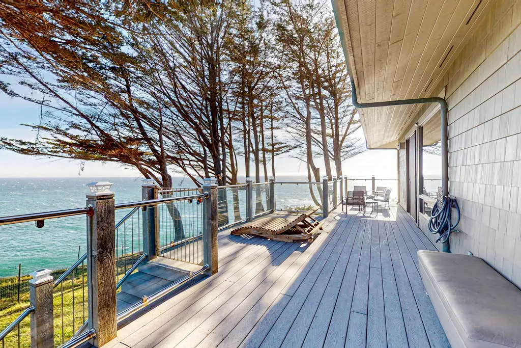 Oceanfront Dream Hideaway - Luxury blufftop home with hot tub, wraparound deck, gourmet kitchen & ocean view