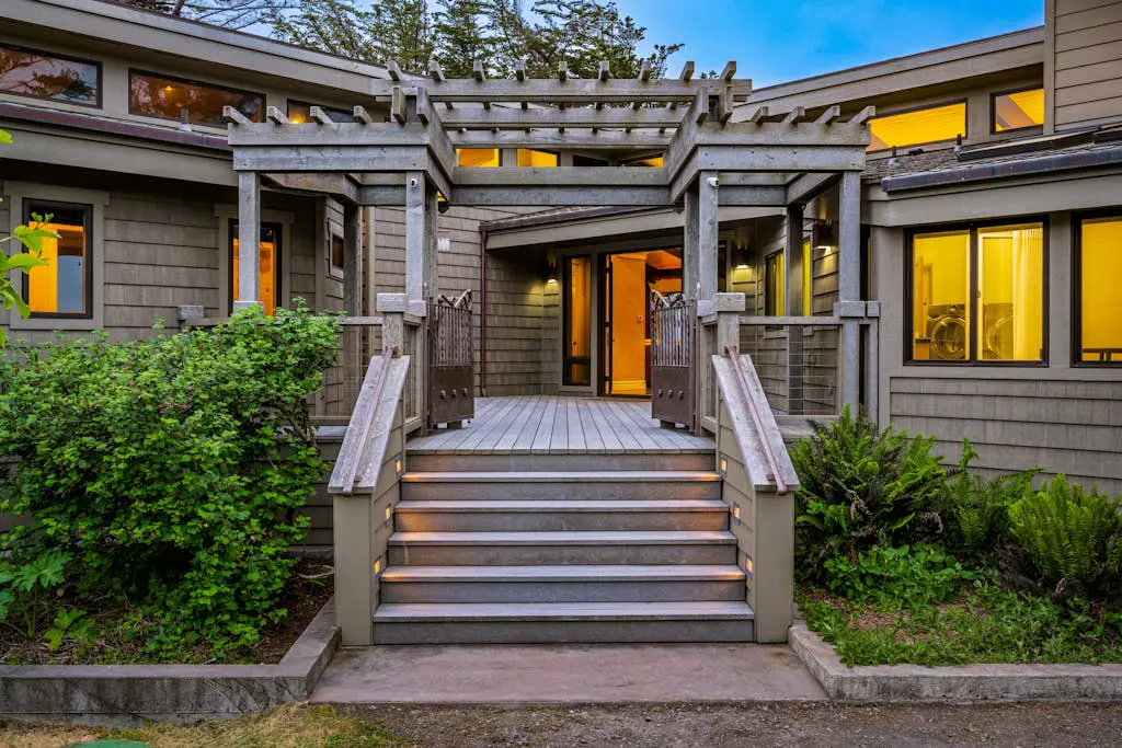 Oceanfront Dream Hideaway - Luxury blufftop home with hot tub, wraparound deck, gourmet kitchen & ocean view