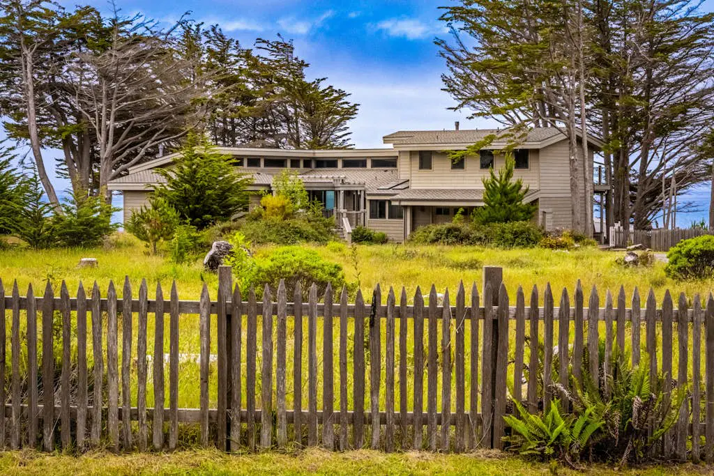 Oceanfront Dream Hideaway - Luxury blufftop home with hot tub, wraparound deck, gourmet kitchen & ocean view