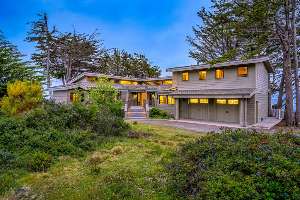 Oceanfront Dream Hideaway - Luxury blufftop home with hot tub, wraparound deck, gourmet kitchen & ocean view