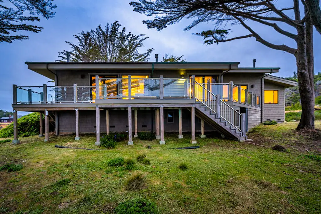 Oceanfront Dream Hideaway - Luxury blufftop home with hot tub, wraparound deck, gourmet kitchen & ocean view
