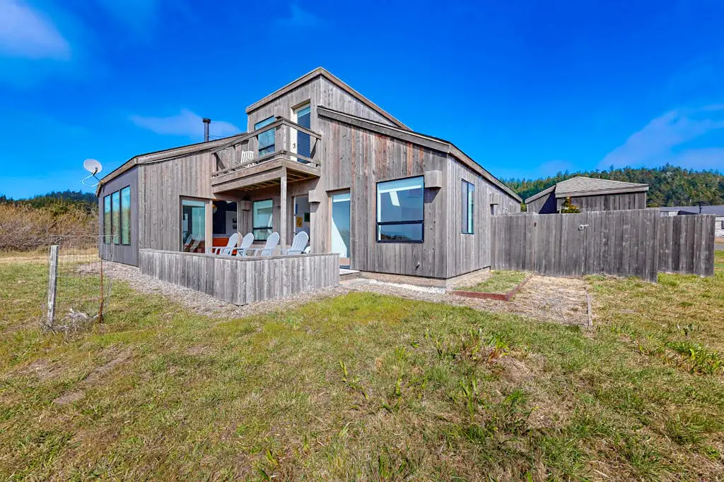 Blue Mermaid - Ocean-view home with hot tub near Walk On Beach, dogs welcome
