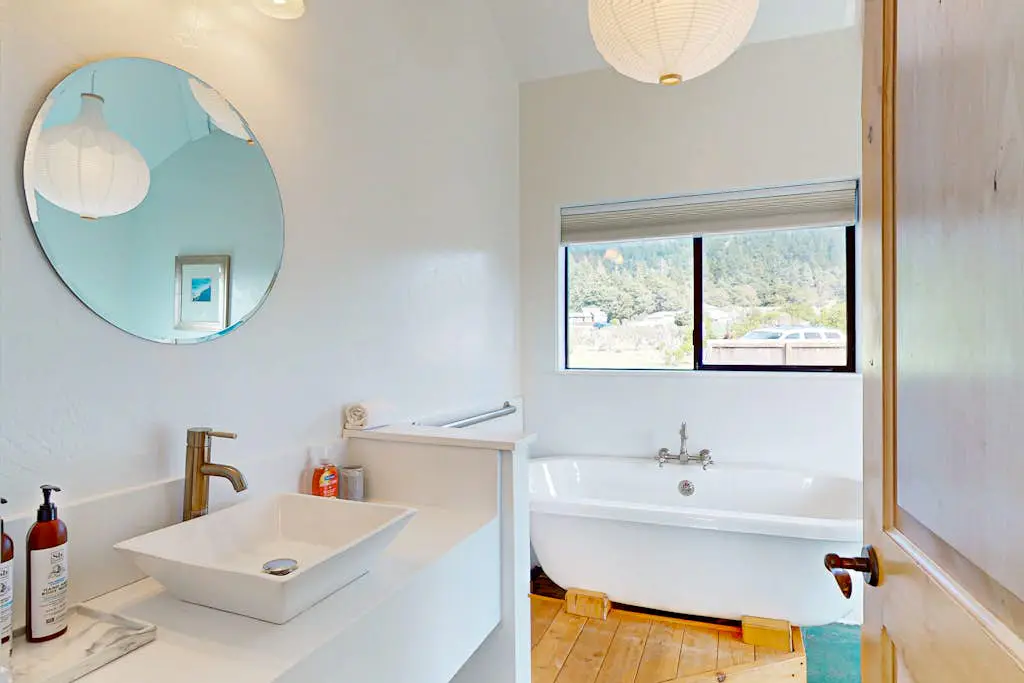 Blue Mermaid - Ocean-view home with hot tub near Walk On Beach, dogs welcome