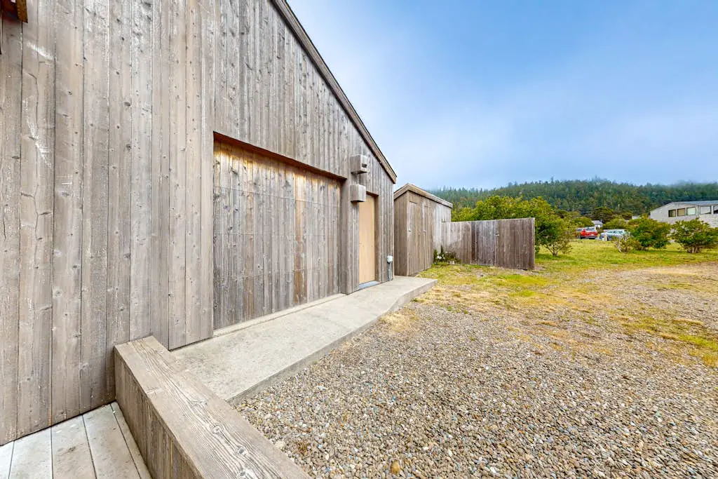 Blue Mermaid - Ocean-view home with hot tub near Walk On Beach, dogs welcome