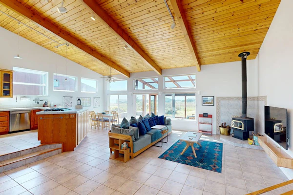 Elizabeth Dane - Ocean-view blufftop home with courtyard on the meadow, dogs welcome