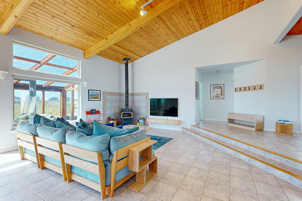 Elizabeth Dane - Ocean-view blufftop home with courtyard on the meadow, dogs welcome