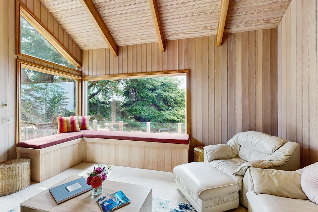 Panoramic ocean views greet you from the moment you walk through the door. A warm fire and ocean views anchor cozy evenings in. Step outside to a deck overlooking the ocean. Room for 6 in this 3-bedroom home. Just a 11-minute walk to the heated community pool. Sea Ranch's iconic trails, tidepools, and heated pools are all at your doorstep. Hear the surf from your pillow and watch the waves from your coffee spot.