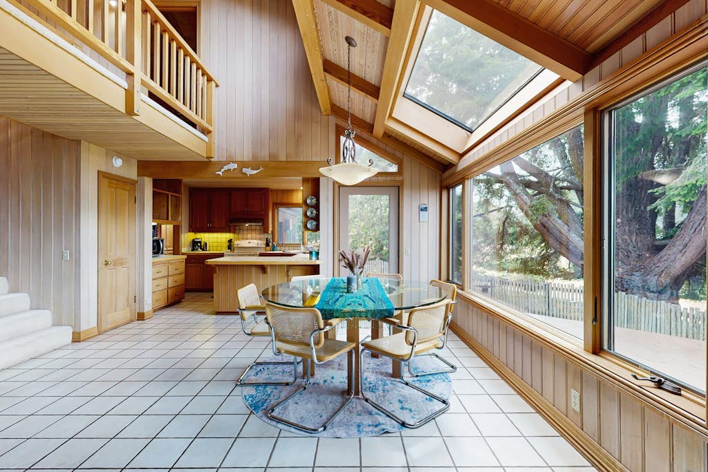 Panoramic ocean views greet you from the moment you walk through the door. A warm fire and ocean views anchor cozy evenings in. Step outside to a deck overlooking the ocean. Room for 6 in this 3-bedroom home. Just a 11-minute walk to the heated community pool. Sea Ranch's iconic trails, tidepools, and heated pools are all at your doorstep. Hear the surf from your pillow and watch the waves from your coffee spot.
