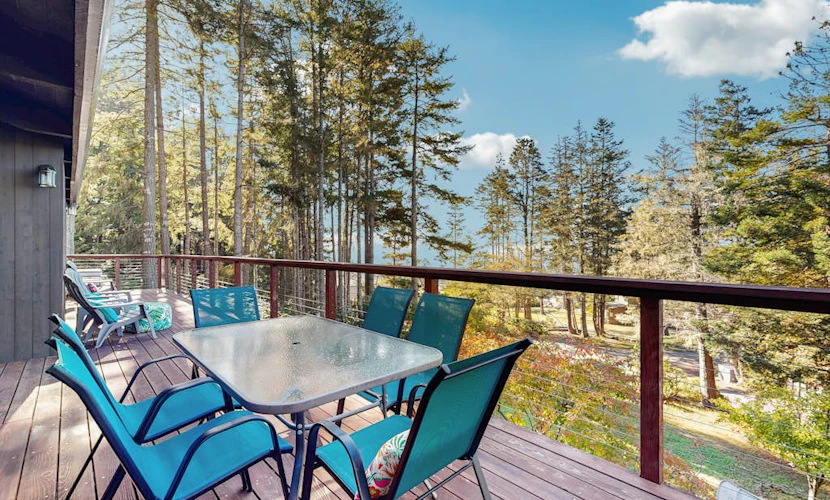 Updated coastal home w/ocean views, gas grill, private deck-surrounded by forest
