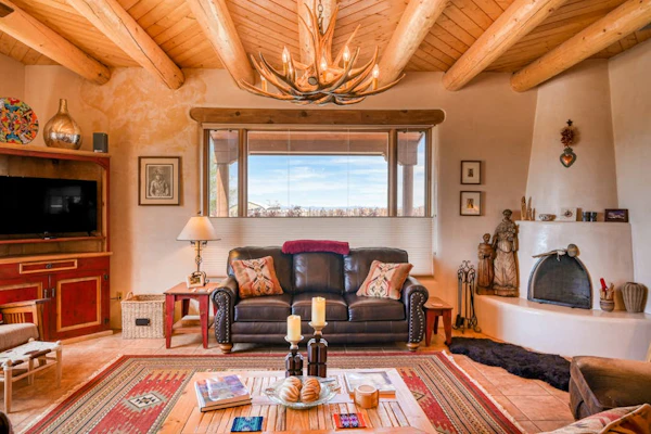 Tranquil oasis with casita, fast WiFi, patios, hot tub & mountain views