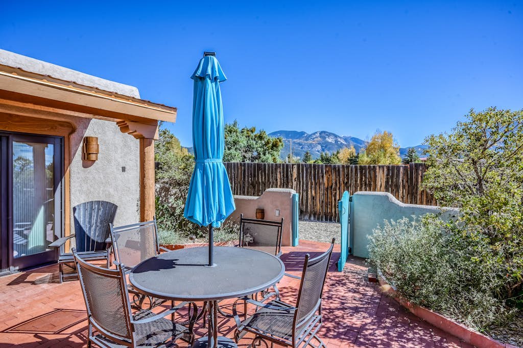 Tranquil oasis with casita, fast WiFi, patios, hot tub & mountain views