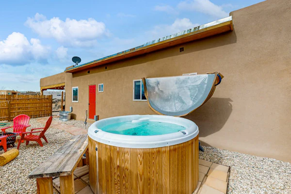 Colorful music-themed home with mountain views, hot tub, woodstove & WIFI