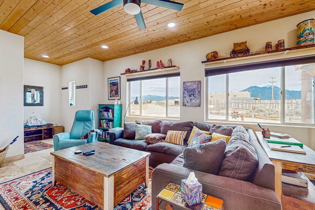Colorful music-themed home with mountain views, hot tub, woodstove & WIFI