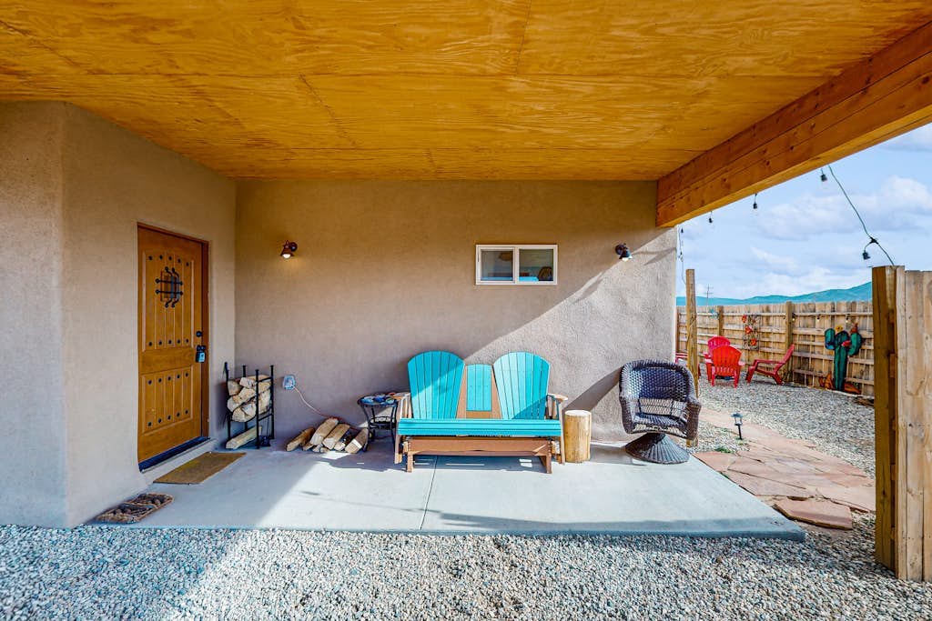 Colorful music-themed home with mountain views, hot tub, woodstove & WIFI