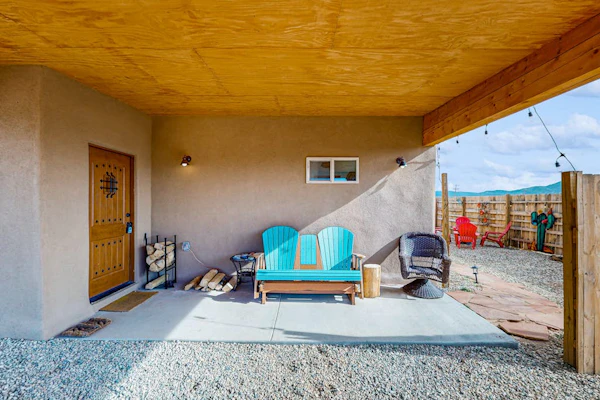 Colorful music-themed home with mountain views, hot tub, woodstove & WIFI