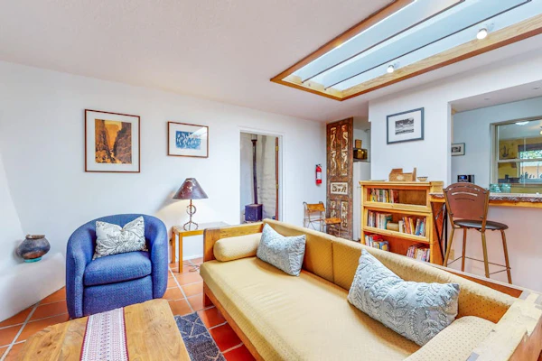 Spacious home with shaded patio, local art,books & dog friendly