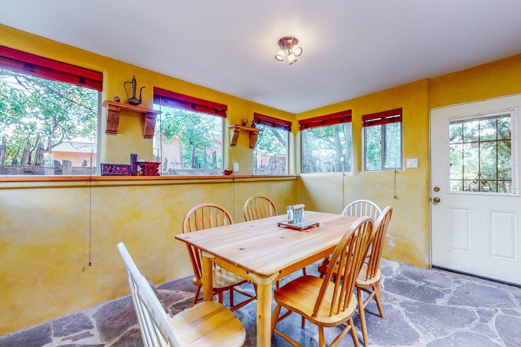 Spacious home with shaded patio, local art,books & dog friendly