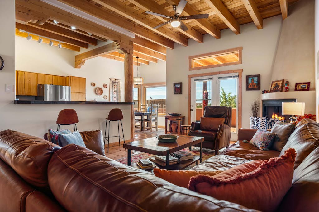 Peaceful retreat with enclosed patio, incredible views and night skies