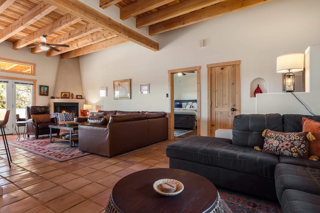 Peaceful retreat with enclosed patio, incredible views and night skies