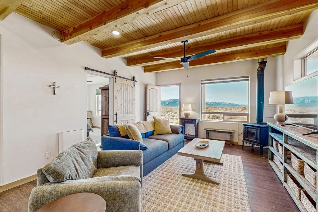 Cozy, dog-friendly home on 3 acres, with incredible views, wood stove, WIFI