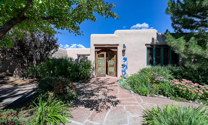 Dog-Friendly home with private hot tub, high-speed WiFi & wood-burning fireplace