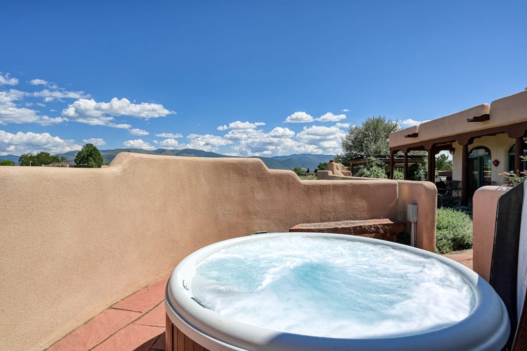 Dog-Friendly home with private hot tub, high-speed WiFi & wood-burning fireplace